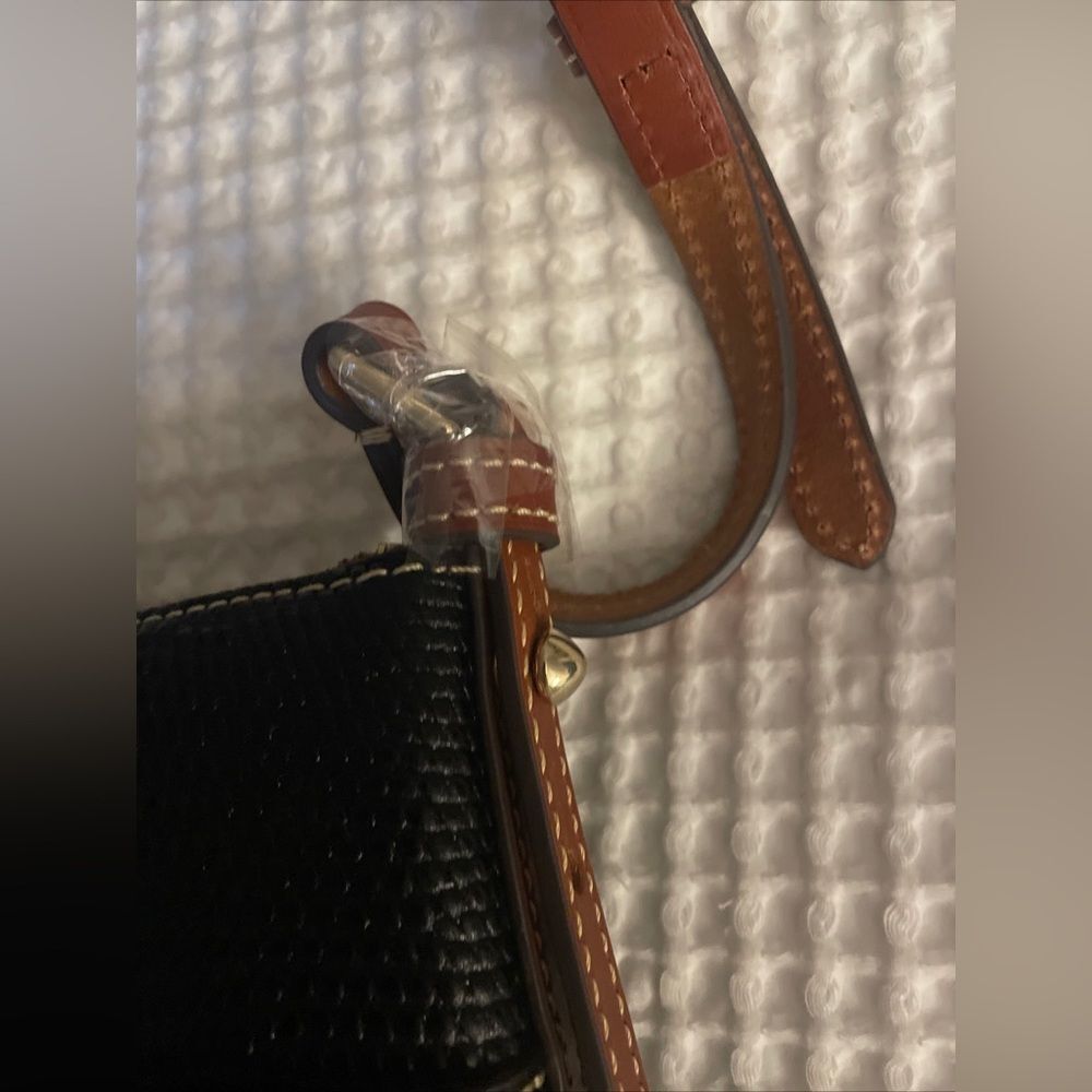 Dooney & Bourke Lizard Embossed Letter Carrier Crossbody bag black color - Picture 2 of 7